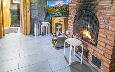 Nelostupa C: Holz, Möbel, Decke, Wohnzimmer, Feuerstelle, Stuhl, Couch, Kaffetisch, Hartholz, Holzbeize