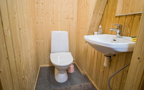 Nelostupa C: Flooring, Fussboden, Holz, Toilleten Sitz, Toilette, Armatur, Interior Design, Badezimmer, Zimmer, Holzbeize