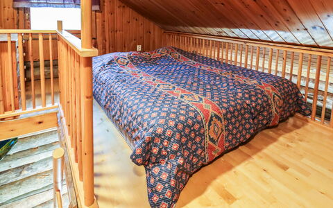 Nelostupa D: Holz, Fussboden, Flooring, Decke, Interior Design, Holzbeize, Hartholz, Möbel, Schlafzimmer, Zimmer