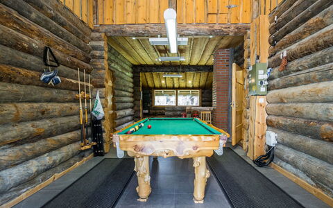 Nelostupa D: Holz, Flooring, Decke, Fussboden, Interior Design, Billiard-Tisch, Schwimmbad, Erholungsraum, Holzbeize