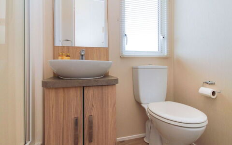 Willow'S Retreat: Toilleten Sitz, Toilette, Badezimmer, Armatur, Holz, Bad Sink, Flooring, Fussboden, Sinken, Interior Design