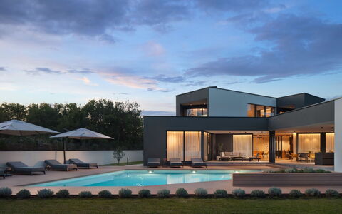 Villa H2: Schatten, Estate, Villa, Schwimmbad, Hof, Eco Hotel, Villa