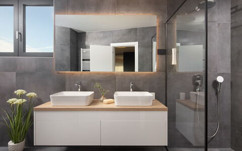 Villa H2: Bad Sink, Badezimmer, Sinken, Armatur, Interior Design, Spiegel, Badezimmerschrank, Flooring, Zapfhahn, Countertop