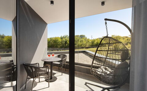 Villa H2: Gartenmöbel, Stuhl, Schatten, Balkon, Daylighting, Kaffetisch, Wohnzimmer