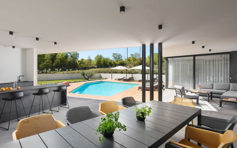 Villa H2: Interior Design, Möbel, Schwimmbad, Flooring, Zuhause, Fussboden, Gartenmöbel, Stuhl, Schatten, Resort