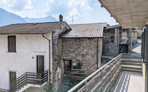 Fontanella Mountain Home: Wand, Die Architektur, Verbundwerkstoff, Beton, Balkon, Geländer, Bergdorf, Daylighting, Treppe