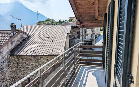 Fontanella Mountain Home: Balkon, Geländer, Daylighting, Treppe, Bergdorf