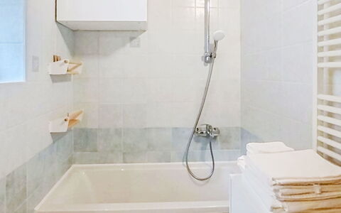Fontanella Mountain Home: Badezimmer, Armatur, Flooring, Wand, Badewanne, Fussboden, Interior Design, Installation, Dusche, Zapfhahn