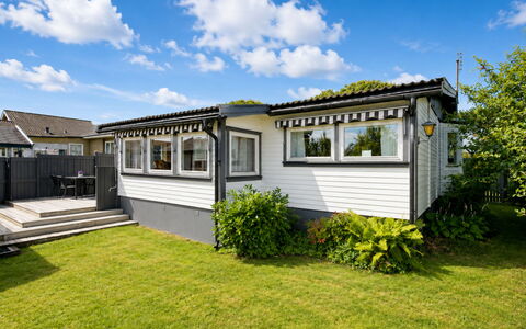 Lyckan: Zuhause, Tür, Abstellgleis, Veranda, Schatten, Garten, Deck, Zaun, Outdoor Struktur