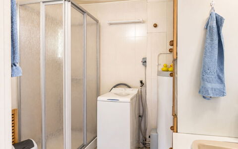 Lyckan: Flooring, Fussboden, Armatur, Interior Design, Zimmer, Waschmaschine, Installation, Toilette, Badezimmer, Wohnung