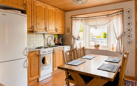 Lyckan: Möbel, Interior Design, Küche, Flooring, Holz, Cabinetry, Fussboden, Decke, Zimmer, Küchengerät