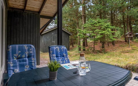 Hardina - 1Km from the Sea: Holz, Hütte, Zuhause, Gartenbauten, Abstellgleis, Veranda, Schatten, Blockhaus, Hinterhof, Schuppen