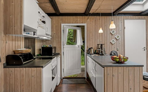 Hardina - 1Km from the Sea: Holz, Küche, Möbel, Countertop, Küchengerät, Haushaltsgerät, Major Appliance, Cabinetry, Holzbeize, Hartholz