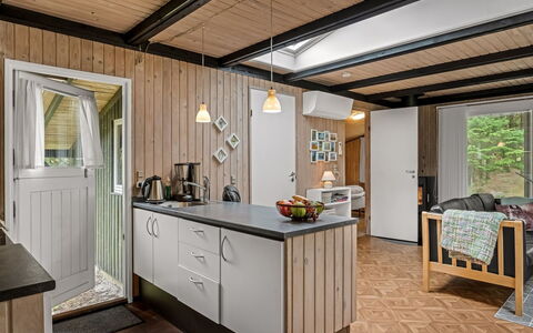 Hardina - 1Km from the Sea: Küche, Holz, Countertop, Küchengerät, Interior Design, Flooring, Möbel, Decke, Cabinetry, Major Appliance