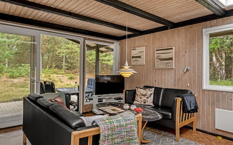 Hardina - 1Km from the Sea: Holz, Interior Design, Möbel, Flooring, Fussboden, Wohnzimmer, Decke, Zuhause, Couch, Zimmer