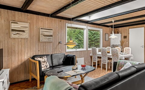 Hardina - 1Km from the Sea: Holz, Interior Design, Decke, Flooring, Fussboden, Möbel, Zimmer, Zuhause, Couch, Wohnzimmer