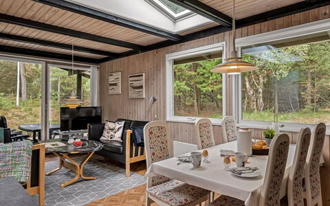 Hardina - 1Km from the Sea: Holz, Interior Design, Decke, Hartholz, Holzbeize, Light Fixture, Wohnzimmer, Blockhaus, Gartenbauten, Design