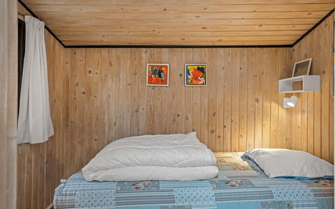 Hardina - 1Km from the Sea: Schlafzimmer, Bett, Holz, Interior Design, Fussboden, Flooring, Bettdecke, Möbel, Bedding, Zimmer