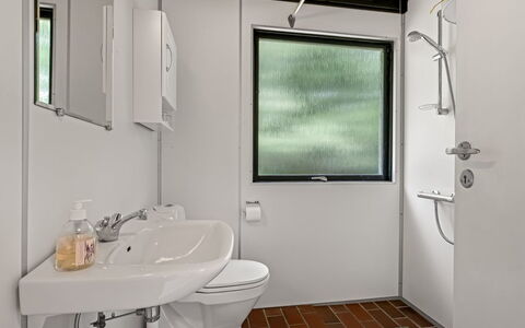 Hardina - 1Km from the Sea: Armatur, Badezimmer, Installation, Sinken, Bad Sink, Zapfhahn, Toilette, Toilleten Sitz, Zimmerpflanze
