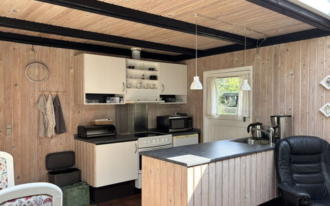 Hardina - 1Km from the Sea: Holz, Küche, Möbel, Interior Design, Flooring, Countertop, Fussboden, Decke, Cabinetry, Zimmer