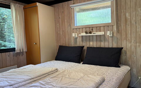 Hardina - 1Km from the Sea: Holz, Interior Design, Flooring, Fussboden, Schlafzimmer, Bett, Holzbeize, Zimmer, Hartholz, Bettrahmen