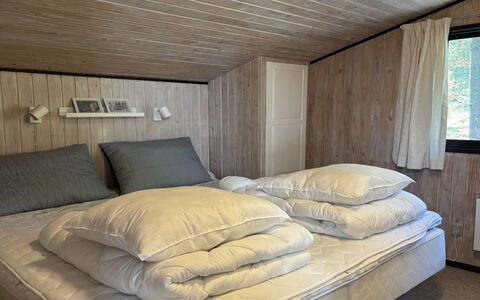 Hardina - 1Km from the Sea: Bett, Schlafzimmer, Bettdecke, Holz, Bedding, Möbel, Interior Design, Fussboden, Flooring, Linens