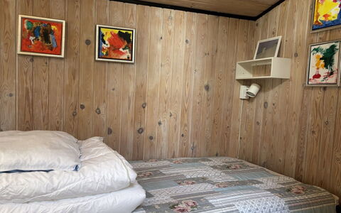 Hardina - 1Km from the Sea: Schlafzimmer, Holz, Bett, Bettdecke, Möbel, Flooring, Interior Design, Fussboden, Bedding, Zimmer