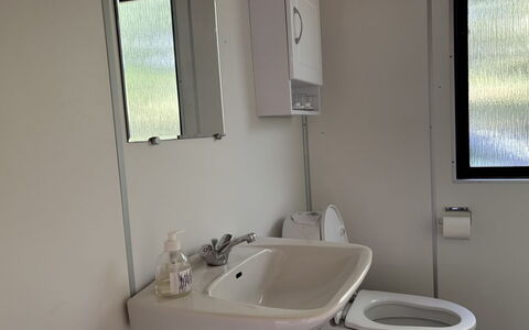 Hardina - 1Km from the Sea: Armatur, Badezimmer, Toilleten Sitz, Sinken, Installation, Bad Sink, Fussboden, Toilette, Zapfhahn, Spiegel