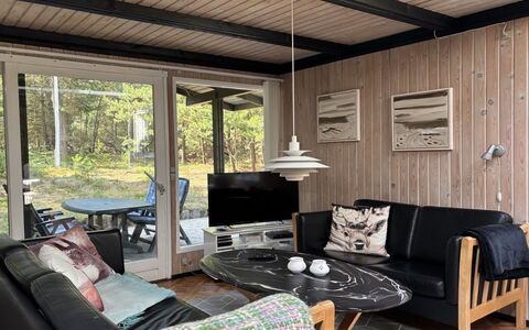 Hardina - 1Km from the Sea: Möbel, Holz, Interior Design, Stuhl, Fussboden, Zuhause, Wohnzimmer, Decke, Kaffetisch, Glas
