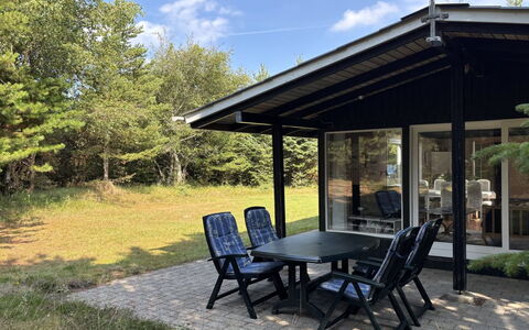 Hardina - 1Km from the Sea: Veranda, Tür, Zuhause, Möbel, Schatten, Hütte, Gartenbauten, Stuhl, Outdoor Struktur, Garten