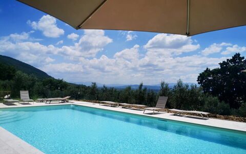 Villa Santa Chiara: Schwimmbad, Gartenmöbel, Freizeit, Resort, Hügel, Sonnenliege, Regenschirm, Gebirge, Eco Hotel, Urlaub