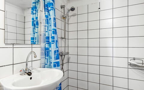 Thilo - 39Km from the Sea: Armatur, Interior Design, Flooring, Installation, Badezimmer, Fussboden, Bad Sink, Sinken, Zapfhahn, Fliese