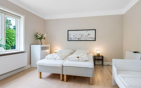 Alkmar - 6.5Km from the Sea: Bett, Schlafzimmer, Interior Design, Bedding, Fussboden, Flooring, Bettdecke, Holz, Textil, Linens