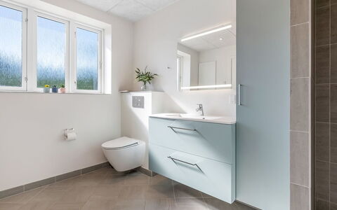 Alkmar - 6.5Km from the Sea: Flooring, Interior Design, Fussboden, Armatur, Badezimmer, Badezimmerschrank, Sinken, Bad Sink, Installation, Decke