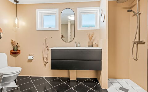 Ry 601: Flooring, Fussboden, Armatur, Badezimmer, Interior Design, Toilette, Toilleten Sitz, Badezimmerschrank, Installation, Sinken