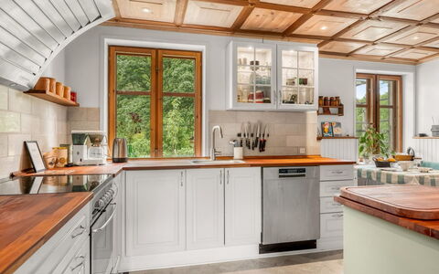 Ajna - 20.9Km from the Sea: Küche, Countertop, Flooring, Interior Design, Küchengerät, Cabinetry, Holz, Möbel, Fussboden, Major Appliance