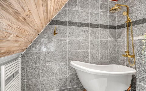 Ajna - 20.9Km from the Sea: Flooring, Fussboden, Armatur, Verbundwerkstoff, Decke, Fliese, Installation, Zapfhahn, Natürliches Material, Badezimmer