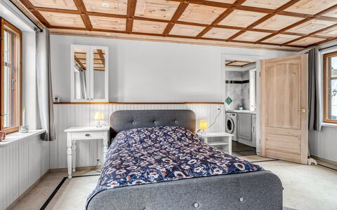 Ajna - 20.9Km from the Sea: Bett, Schlafzimmer, Interior Design, Holz, Möbel, Flooring, Bedding, Decke, Bettdecke, Fussboden