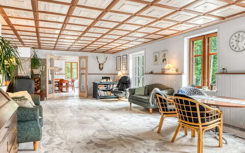 Ajna - 20.9Km from the Sea: Holz, Flooring, Interior Design, Decke, Möbel, Fussboden, Holzboden, Stuhl, Hartholz, Wohnzimmer