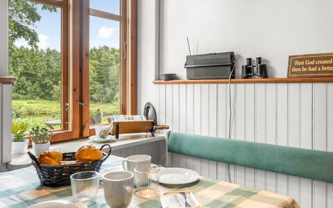 Ajna - 20.9Km from the Sea: Möbel, Holz, Interior Design, Flooring, Tabelle, Fussboden, Zimmer, Küche & Esszimmer Tisch, Holzbeize, Küche