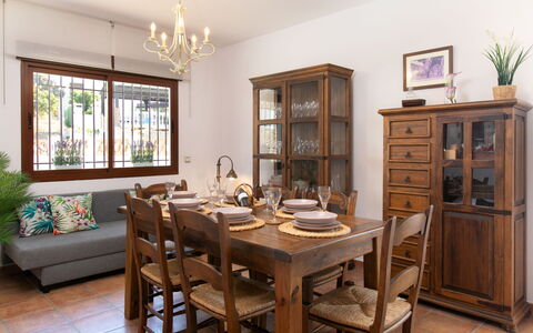 Portichuelo: Möbel, Interior Design, Flooring, Tabelle, Holz, Stuhl, Esszimmer, Küche & Esszimmer Tisch, Fussboden, Zimmer