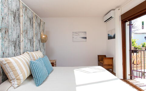 Portichuelo: Möbel, Interior Design, Wand, Schlafzimmer, Holz, Fussboden, Flooring, Bett, Linens, Textil