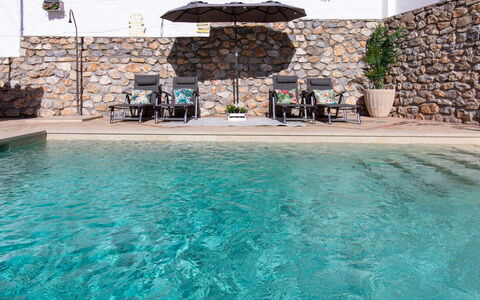 Portichuelo: Schwimmbad, Blau, Resort, Verbundwerkstoff, Gartenmöbel, Water Feature, Thermae, Freizeit, Eco Hotel, Flagstone