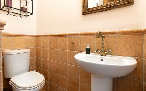 Portichuelo: Badezimmer, Toilleten Sitz, Armatur, Flooring, Toilette, Fussboden, Installation, Bad Sink, Sinken, Braun