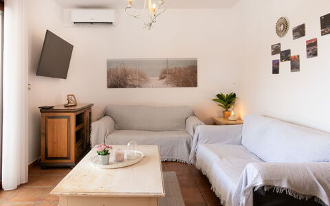 Portichuelo: Möbel, Interior Design, Couch, Flooring, Holz, Zimmer, Fussboden, Wohnzimmer, Tabelle, Decke