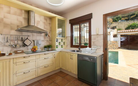Portichuelo: Küche, Countertop, Küchengerät, Cabinetry, Möbel, Interior Design, Major Appliance, Flooring, Sinken, Spüle