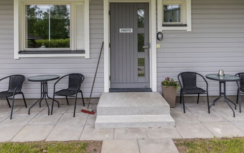 Pirtti: Tür, Zuhause, Abstellgleis, Fussboden, Home Door, Veranda, Garten, Schatten, Farbe