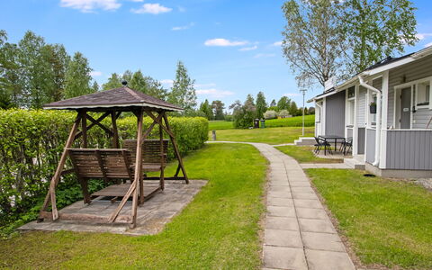 Pirtti: Gras, Grundstueck, Rasen, Garten, Hütte, Landscaping, Garten, Schatten, Estate, Park