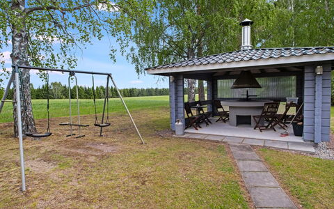 Pirtti: Gras, Grundstueck, Dach, Schatten, Garten, Rasen, Outdoor Struktur, Garten, Hinterhof, Landscaping