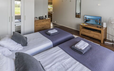 Pirtti: Möbel, Bett, Interior Design, Schlafzimmer, Fussboden, Zimmer, Flooring, Holz, Bettdecke, Decke